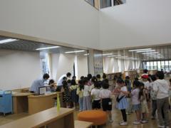 図書室の貸出の様子