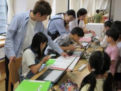 図書室の貸出の様子